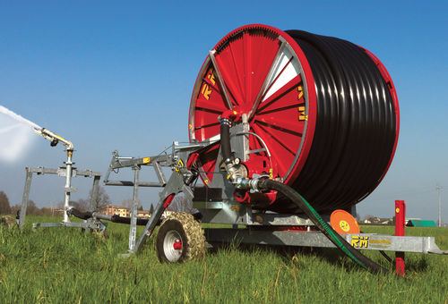 Enrouleur d'irrigation et canon d'arrosage dans un pré