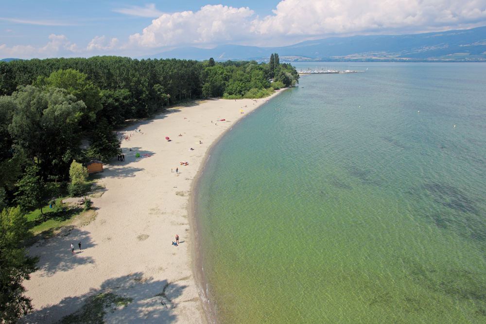 Vue aérienne de la plage d'Yvonand et du lac de Neuchâtel